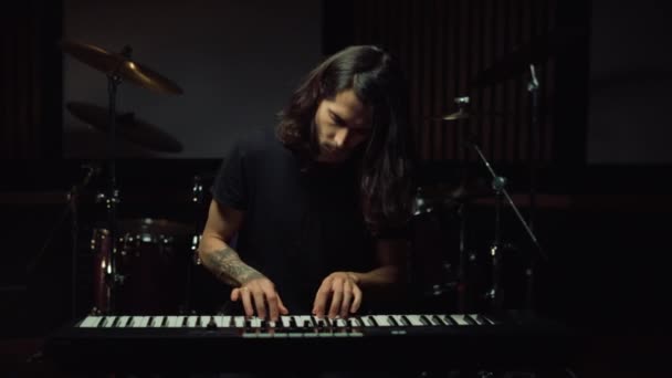 Hombre tocando el teclado en el estudio de música. Chico sonriendo en estudio de grabación. — Vídeos de Stock