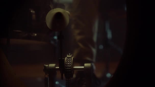 Músico irreconhecível baterista com pedal de tambor em estúdio de gravação de som. — Vídeo de Stock