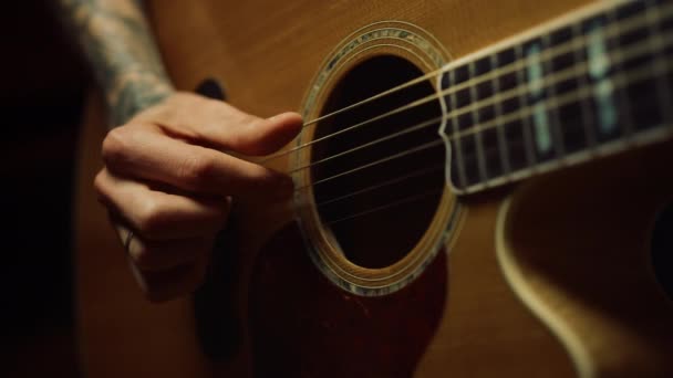 Persona irriconoscibile che prova in studio di musica. Uomo mano suonare la chitarra. — Video Stock