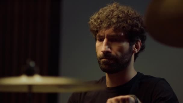 Portrait of bearded drummer performing solo on drum cymbals in recording studio. — Stock Video