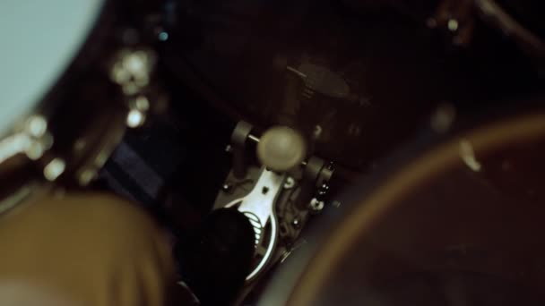 Baterista latiendo ritmo en el estudio. Hombre pierna presionando tambor pedal interior. — Vídeos de Stock