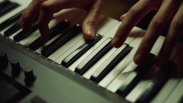 Compositore che fa melodia in studio di registrazione. Musicista suonare il pianoforte in sala. — Video Stock