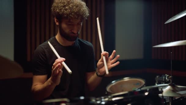 Baterista sentado en la sala de conciertos. Músico entrenando dedos en estudio de grabación. — Vídeo de stock