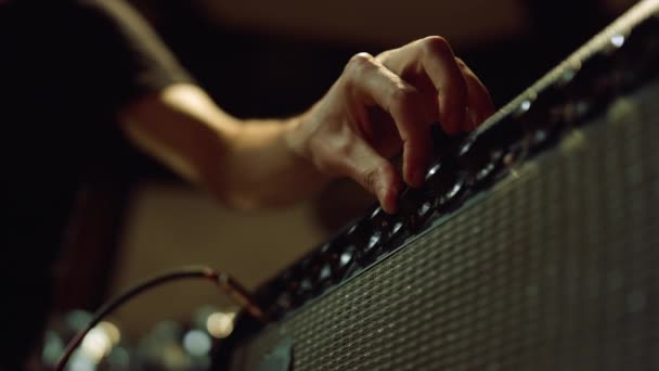 Neznámá osoba připravující vybavení ve studiu. Muž rukou otáčí knoflíky. — Stock video