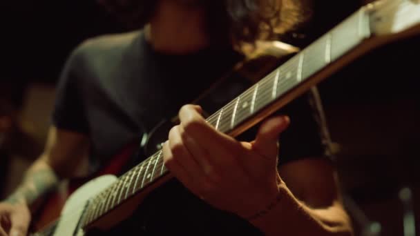 Nierozpoznawalna osoba ćwicząca z gitarą akustyczną w studiu nagraniowym. — Wideo stockowe