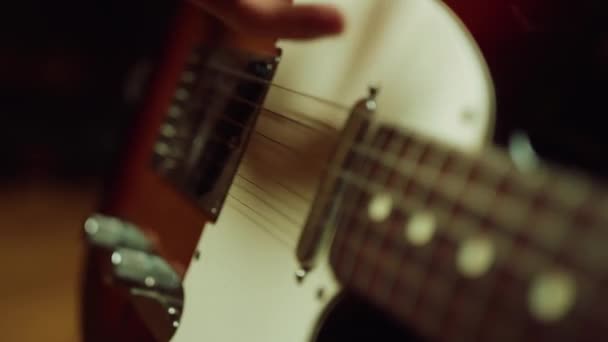 Музыкант играет рок-музыку в студии. Концертная программа гитариста в помещении. — стоковое видео