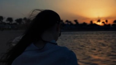 Yaz plajında cep telefonu kullanan genç bir kadın. Güzel kız fotoğraf çekiyor..