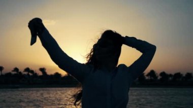 Deniz kenarında telefon kamerası kullanan gülümseyen kadın. Sahilde poz veren güzel kız..