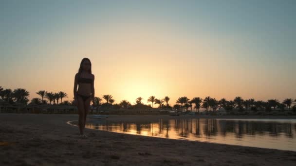Schöne Teenager Mädchen zeigt Purzelbaum am frühen Morgen Meer Strand. — Stockvideo