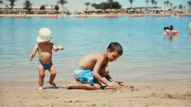 Adorabile bambini carini trascorrere il tempo estivo a bella costa. — Video Stock