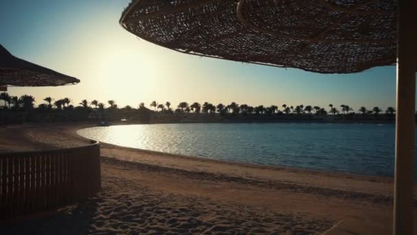 Romántica vista al amanecer en la costa del mar rojo. Idílico concepto de vacaciones de mar. — Vídeos de Stock