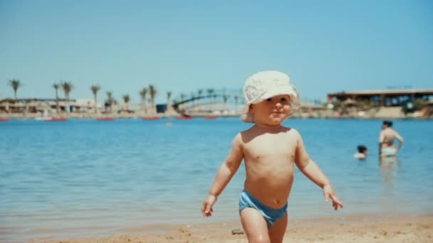 Adorable children running to sea in resort. Two boys playing at coastline. — Stock Video