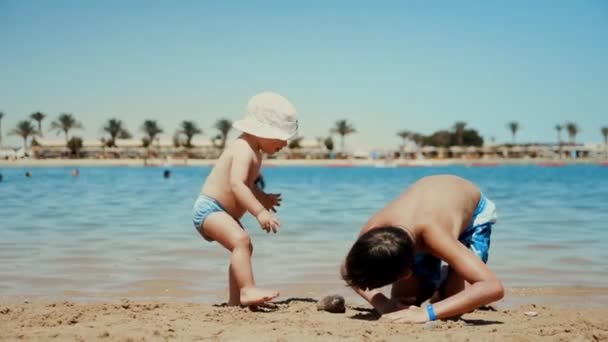 Чарівні діти розважаються на красивому узбережжі в літній відпустці . — стокове відео