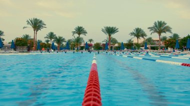 Yazın çok güzel bir açık hava havuzu. Lüks hurghada tatil köyünde yüzme havuzu.