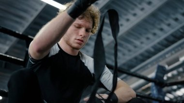 Spor kulübünde dövüşmeye hazırlanan ciddi bir dövüşçü. Kickboksör paketleme elleri