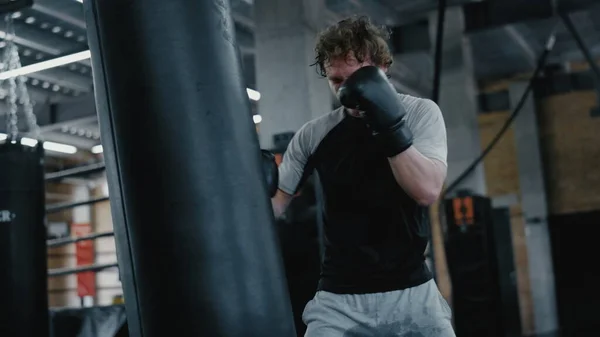 Ambitiös stridsträning i fitnesscenter. Kickboxer uppvärmning på gymmet — Stockfoto