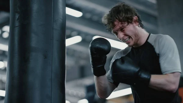 Treino candid kickboxer no ginásio. Focado sportsman boxe no clube desportivo — Fotografia de Stock