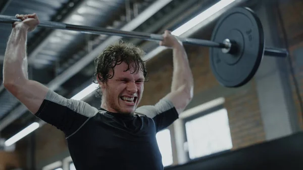 Ambitieuze sportman doet powerlifting in de sportclub. Kickbokser toont kracht — Stockfoto