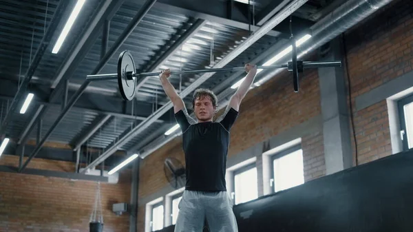 Aktif dövüşçü fitness merkezinde tekrarlıyor. Kickboksör halterleri kaldırıyor — Stok fotoğraf