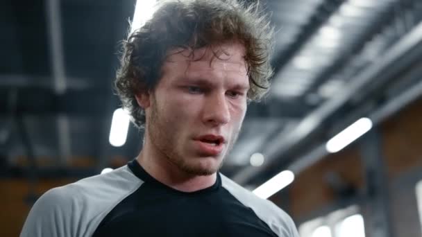 Kickboxer cansado de pie después de entrenar en el gimnasio. Deportista haciendo descanso — Vídeos de Stock