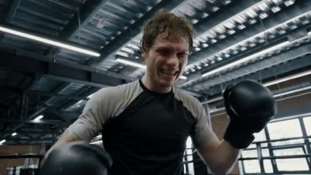 Anxious fighter tränar i box på gym. Sportsmannen gör framsteg på ringen — Stockvideo