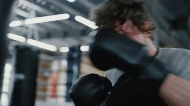 Kickboxer sportif s'entraînant seul au gymnase. Sportsman faisant des coups dans le club de sport — Video