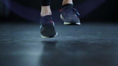 Boksör spor salonunda bacak değiştiriyor. Bilinmeyen dövüşçü halatla çalışıyor.