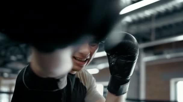 Stressad idrottsman visar styrka på ringen. kickboxare kastar slag på gymmet — Stockvideo