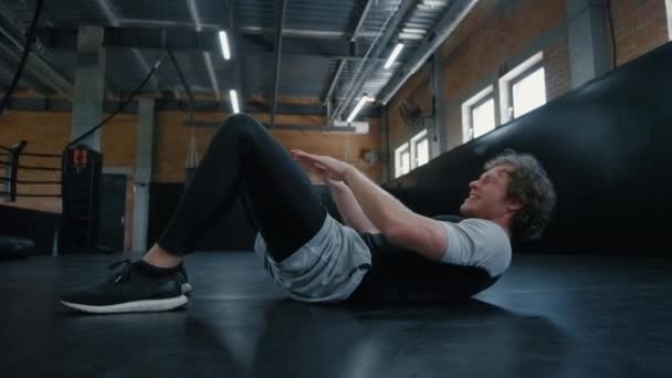 Ung kickboxare gör crunches i sportklubben. Sportsman arbetar på abc på gym — Stockvideo