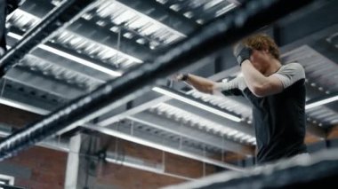 Enerji savaşçısı fitness merkezinde ısınıyor. Kickboksör spor salonunda hit yapıyor.