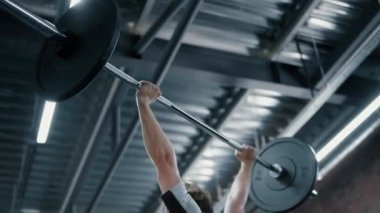 Agresif boksör spor kulübünde antrenman yapıyor. Kickboksör spor salonunda ağırlık kaldırıyor