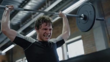Hırslı sporcu spor kulübünde ağırlık kaldırıyor. Kickboksör güç gösteriyor