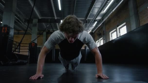 Cansado luchador sudando en el gimnasio. Kickboxer haciendo flexiones en el gimnasio — Vídeos de Stock