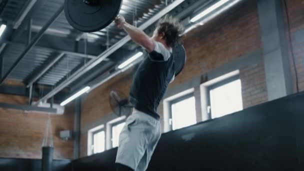 Енергійний боєць повторює в спортзалі. Спортсмен робить тренування — стокове відео