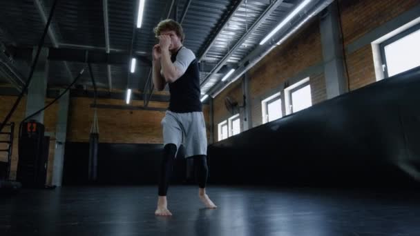 Energisk fighter gör övningar i gym. Sportman gör ankor — Stockvideo