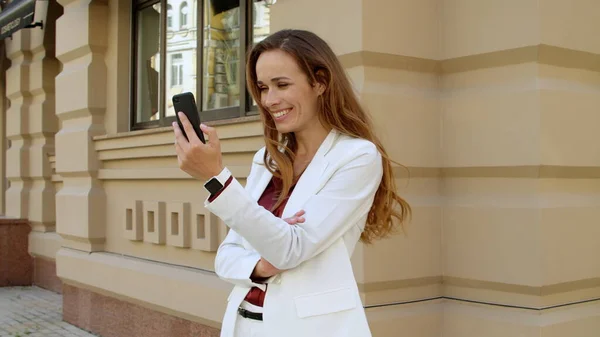 Mulher de negócios bem sucedida ter chamada de vídeo no telefone móvel ao ar livre — Fotografia de Stock