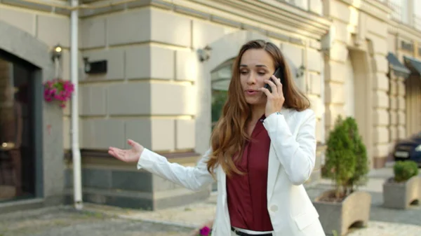 Iloinen liiketoiminnan nainen puhuu matkapuhelin ulkona — kuvapankkivalokuva
