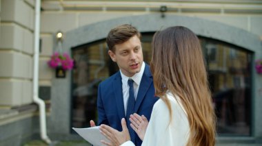 Dışarıda iş belgelerini eleştirmekten hayal kırıklığına uğradım.