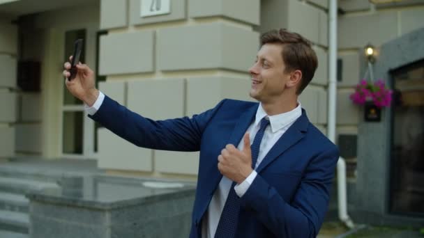 Úspěšný obchodní muž dělat selfie foto na mobilním telefonu venku. — Stock video