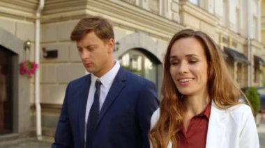 Başarılı bir iş çifti dışarıda birlikte yürüyor. İş ortakları konuşuyor