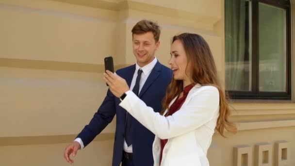 Partner commerciali di successo con videochiamata sul telefono cellulare all'aperto — Video Stock