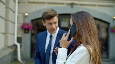 Neşeli ortaklar dışarıda projeyi tartışıyor. Sokaklarda çalışan mutlu meslektaşlar