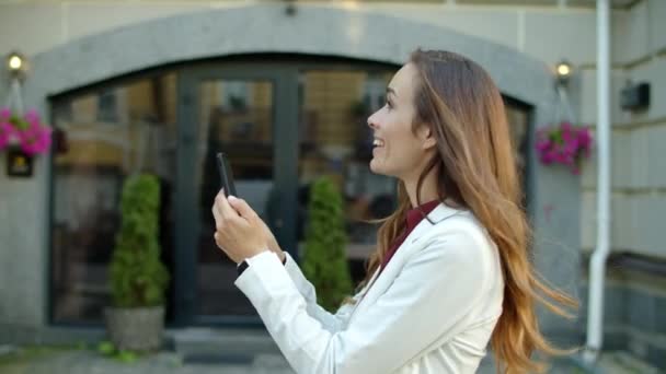 Щаслива бізнес-леді розмовляє відео дзвінок на мобільний телефон на відкритому повітрі — стокове відео