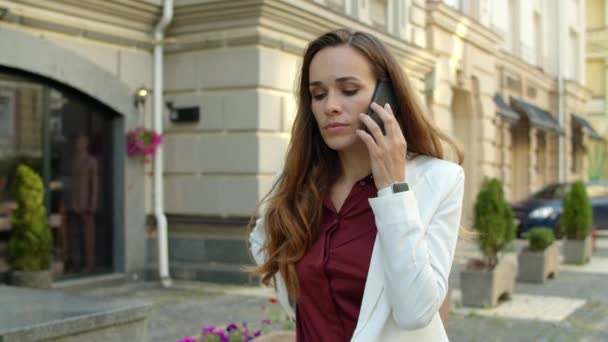 Focada mulher de negócios falando telefone celular ao ar livre — Vídeo de Stock