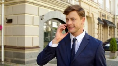 Dışarıda cep telefonuyla konuşan kızgın iş adamının portresi. Ciddi iş adamı.