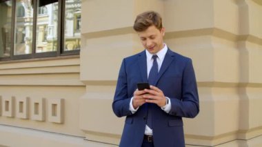 Açık havada cep telefonu kullanan başarılı bir iş adamı. İnternette profesyonel sohbet.