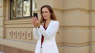 İş kadınının dışarıyı görüntülü araması. Cep telefonu kullanan iş kadını