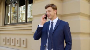 Başarılı bir iş adamı cep telefonuyla konuşuyor. Mutlu iş adamının portresi