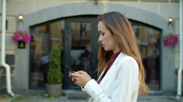 Мислення ділової жінки смс-повідомлення на мобільному телефоні на відкритому повітрі — стокове відео