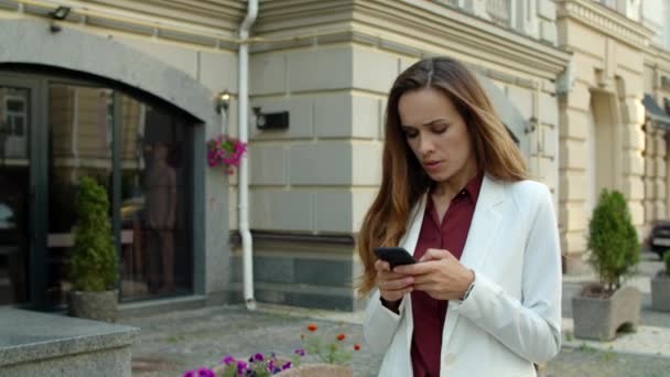 Gericht zakenvrouw typen bericht op mobiele telefoon buiten — Stockvideo
